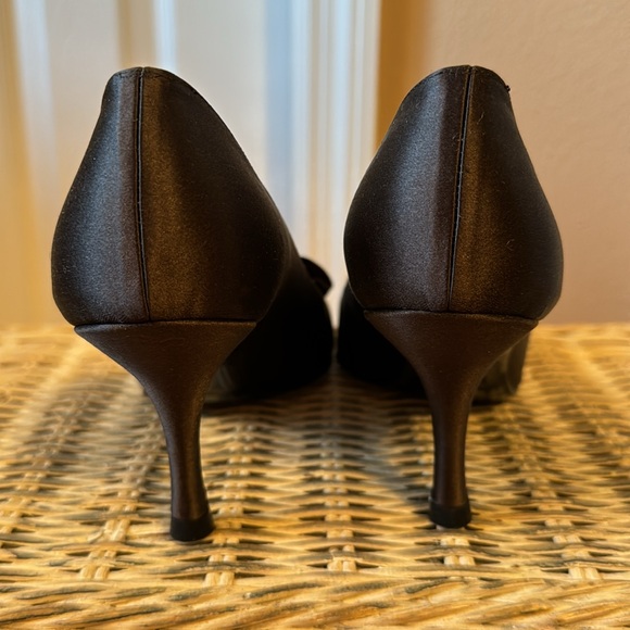 Stuart Weitzman Gigiritz Brown Satin Ruffle Peep-Toe Pumps sz 7.5 LIKE NEW - Picture 4 of 8
